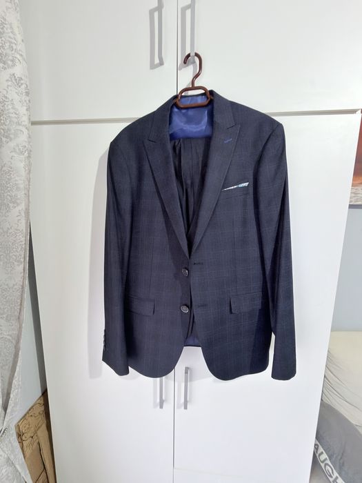 Costum barbati alastru inchis !!