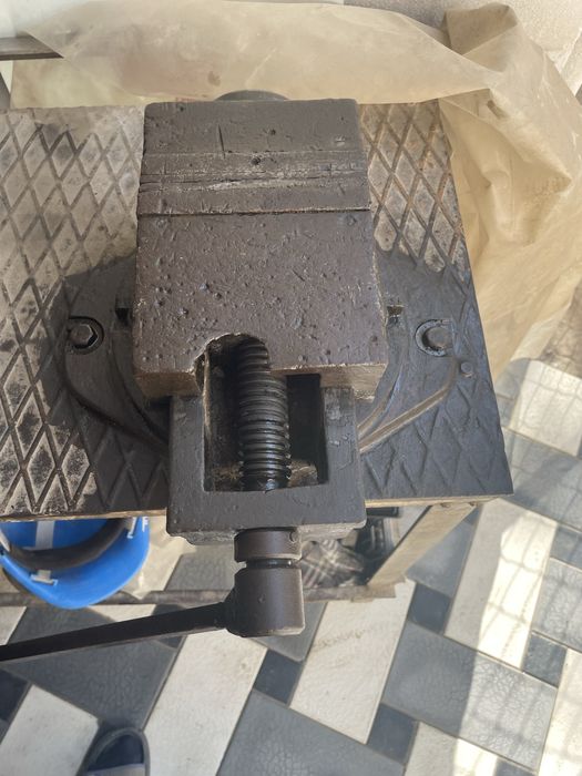 Продам верстак с тисками и точильным мотором