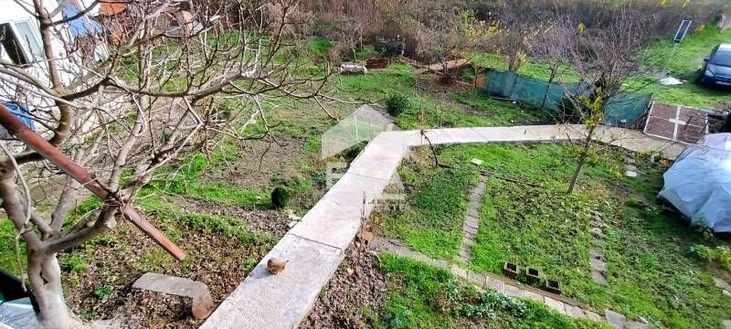 Къща с двор в Студен кладенец