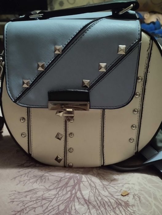 Дамски чанти , на паусе джиинс, на алеса две от тях и на guess