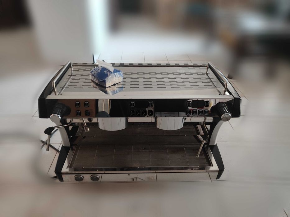 Продаю кофемашину с кофемолкой все идеально работает.