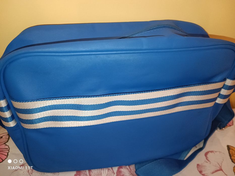 Синя спортна чанта през рамо Adidas. Много запазена