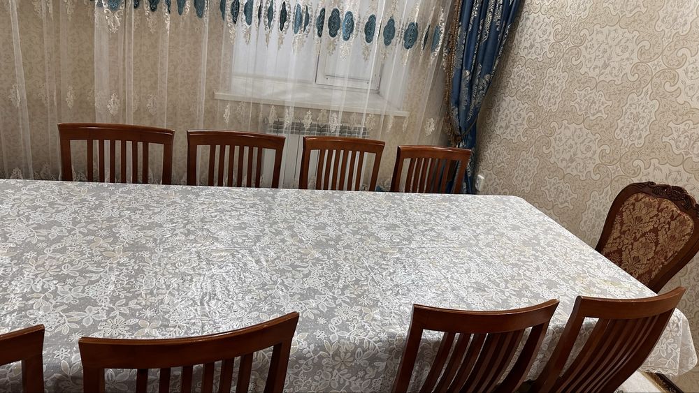 Стол сатылады,отыргыштармен биргеее