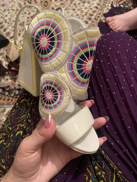 Vand  sau schimb sandale  500 de lai