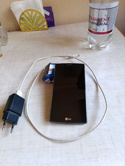 Смартфона LG G4 среднего размера.