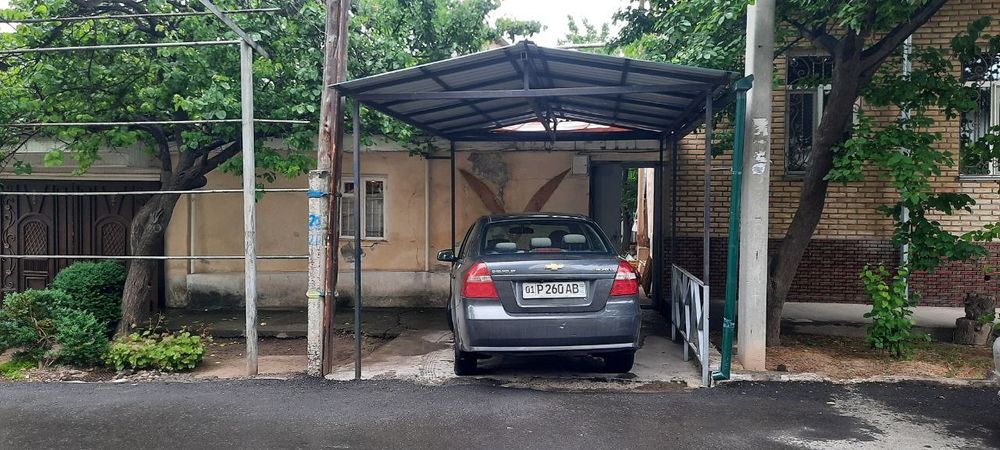 Район М.Улугбег продается 2 сотих ,дом старый.