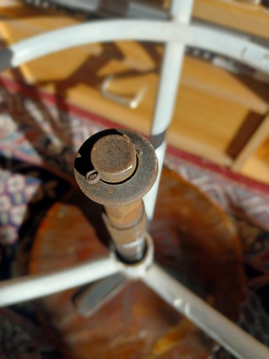 Използван но запазен масивен индустриален стол на винт