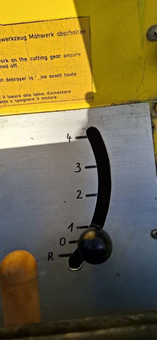 Tractoraș tuns iarba