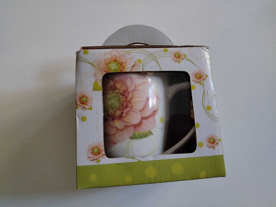 Продавам керамична чаша за чай или кафе с бъркалка