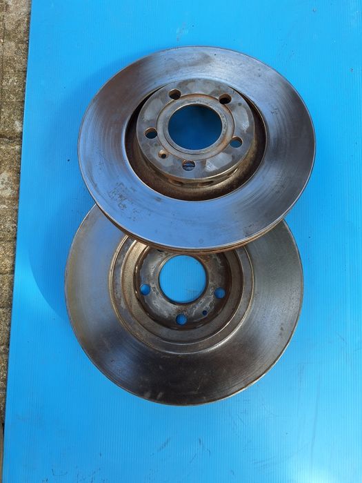 Audi A4 B6 2.5tdi предни дискове в Уникално състояние прави  без ръб