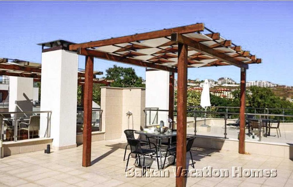 Двустаен апартамент с голяма покривна тераса – на 100 м от морето