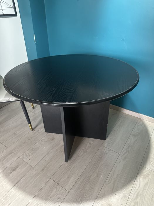 Masa rotunda neagra