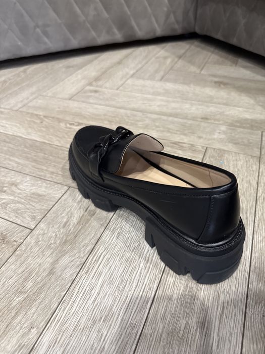 Совершенно новый обувь-туфли для девушек