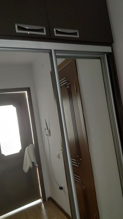 Продам шкафчик с зеркальными дверьми.