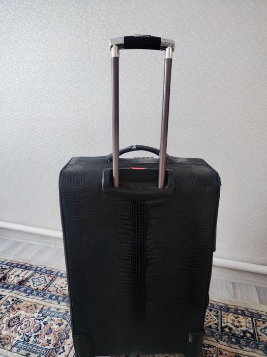Чемодан с колёсиками