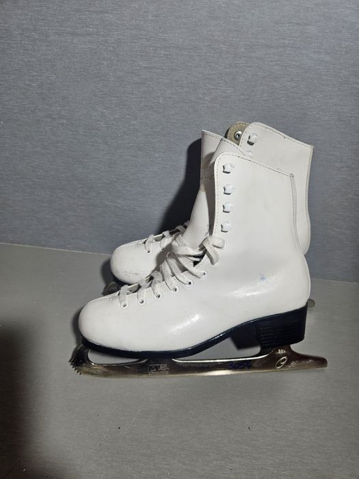 Patine 3054 gheata patinaj artistic   CCM  marime  37  ( 24,5   cm lungime interioara).