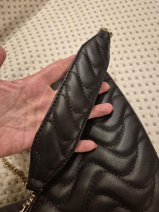 Чисто нова оригинална черна чанта за рамо Guess с метална верижка