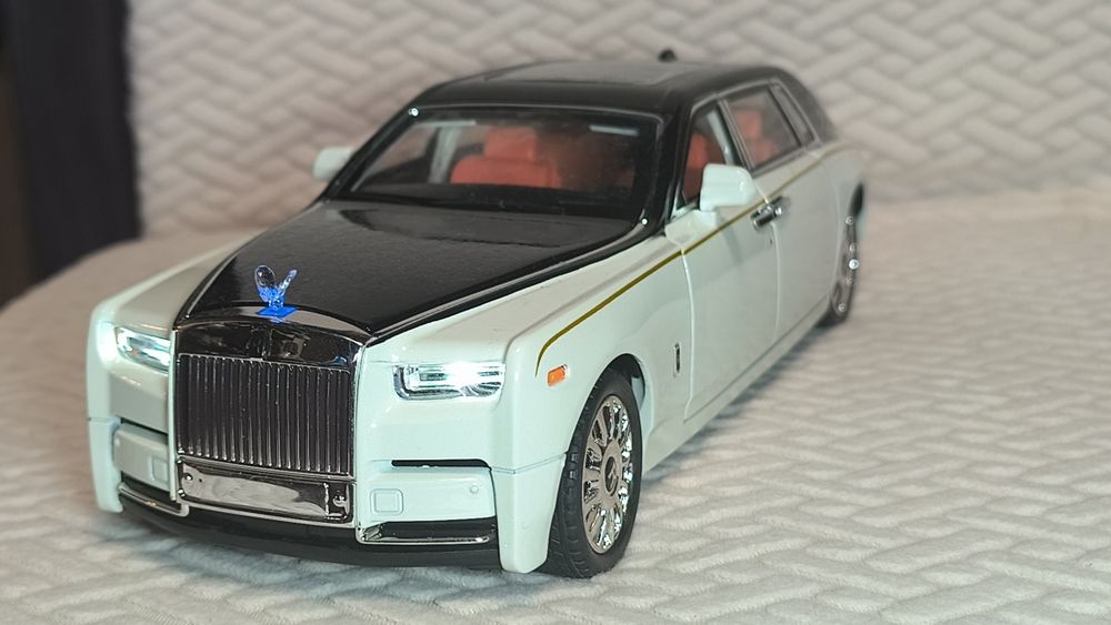 Метална кола Rolls Royce Phantom,1:18 , чисто нова