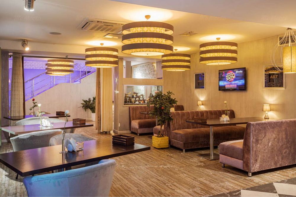 Действующее кафе вдоль дороги