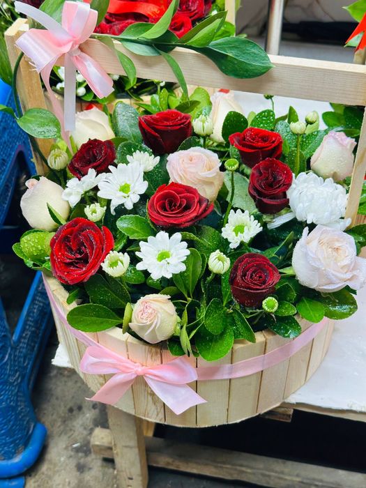 Atirgul rozalar qizil roziviy ko’k siniy korzinkali