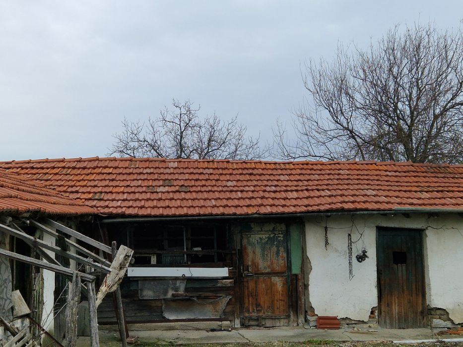 Двуетажна къща в село Средец