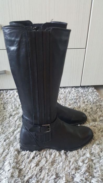 Vând o pereche de cizme de damă din piele nr 38