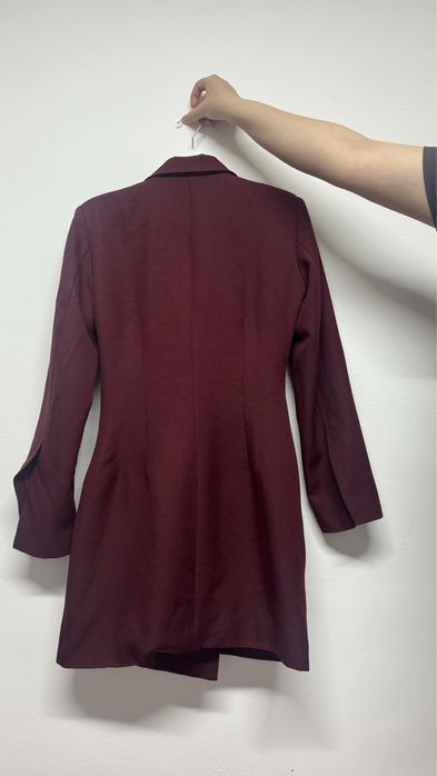 бордовое платье, короткое