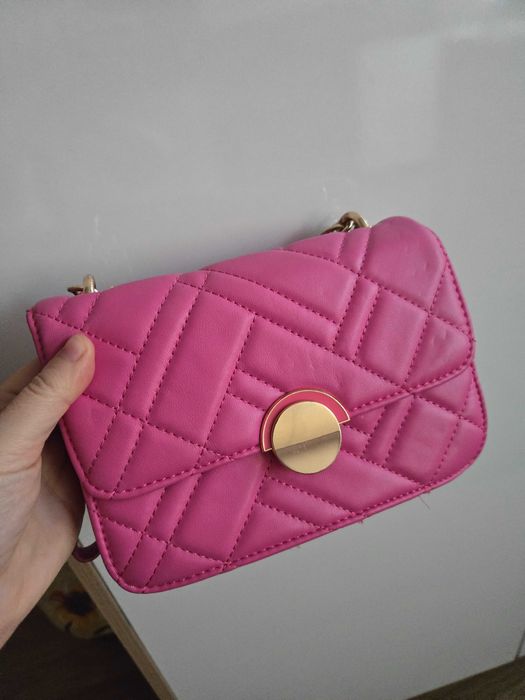 Малка чантичка цвят циклама