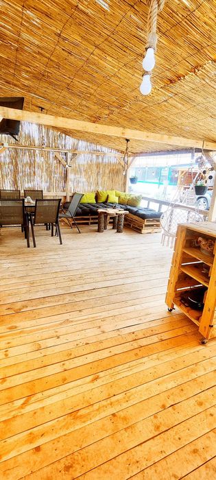 Стационарна каравана с голяма веранда на Градина