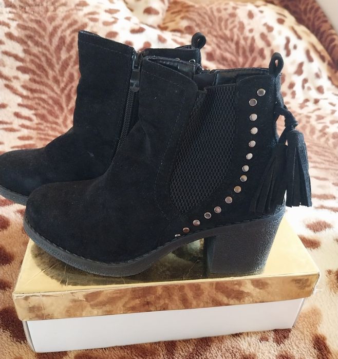 Vand botine negre mar.38 dar se potriveste la 37