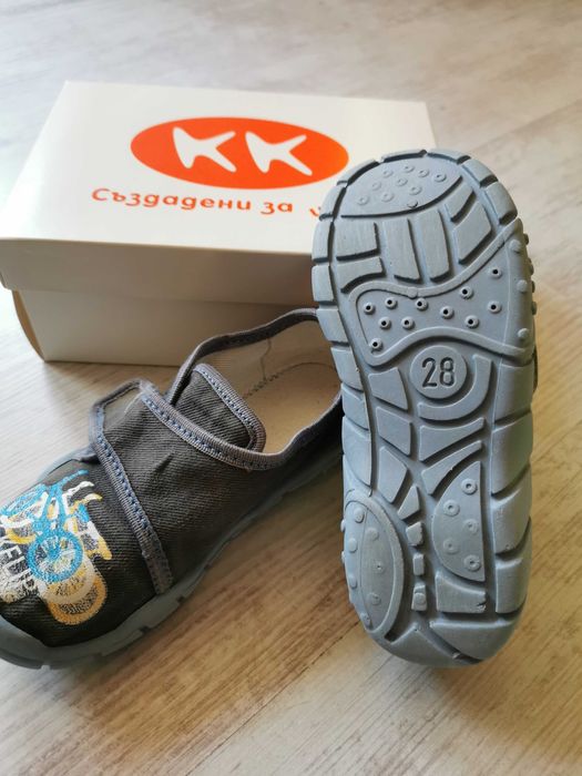 Продавам детски пантофи