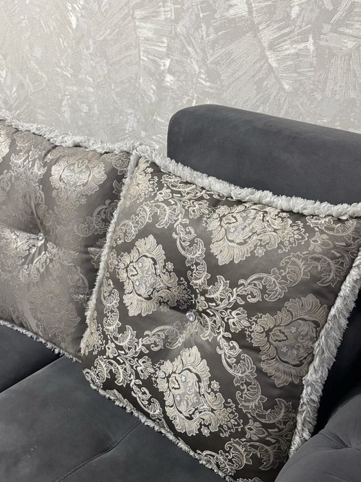 Диван большой , красивый