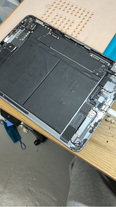 Schimbare inlocuire sticla touchscreen touch display ipad reparatie