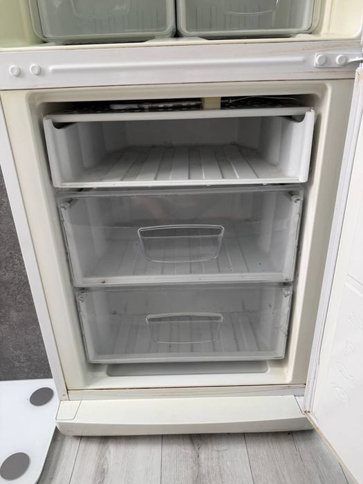 Продаеться холодильник indesit  ES 18