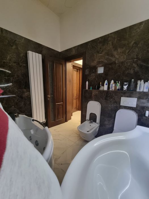 de vânzare apartament, 3 camere complet mobilat si utilat. 100mp, plus mansarda. vândut de proprietar