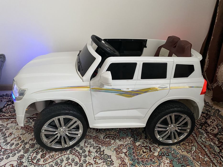 Машина ойыншык жане диван сатылады!