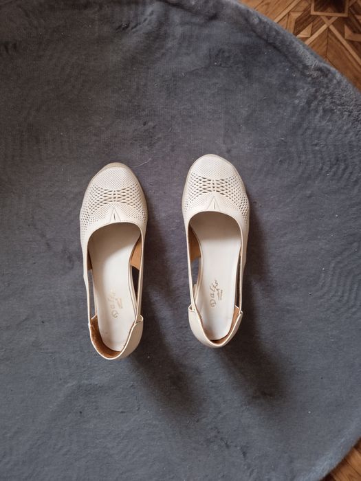 Летни дамски обувки.