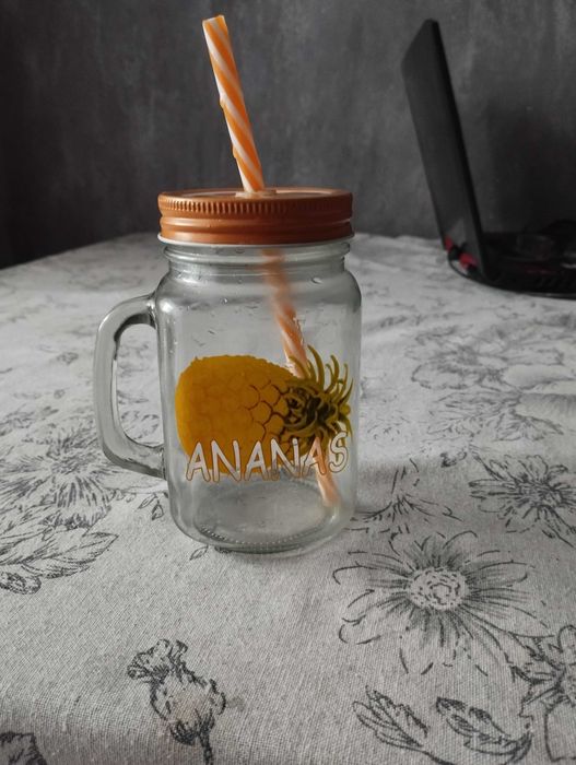 Кружка с трубочкой для напитков.