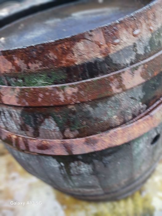 Vând  3 butoaie pentru depozitat țuică si1 butoi de de depozitat prune