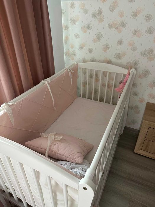 Pătuț bebe din lemn alb 125x70 cm, legănare, laterală mobilă + accesorii