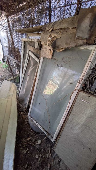 Деревянные оконные рамы со стеклами и просто стекла