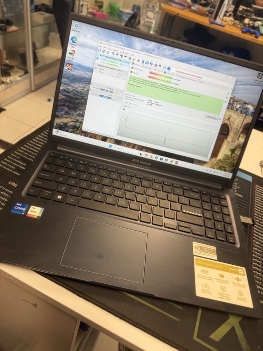 Laptop ASUS VivoBook 15 X1504VA i7-1355U 16GB 512GB SSD impecabil