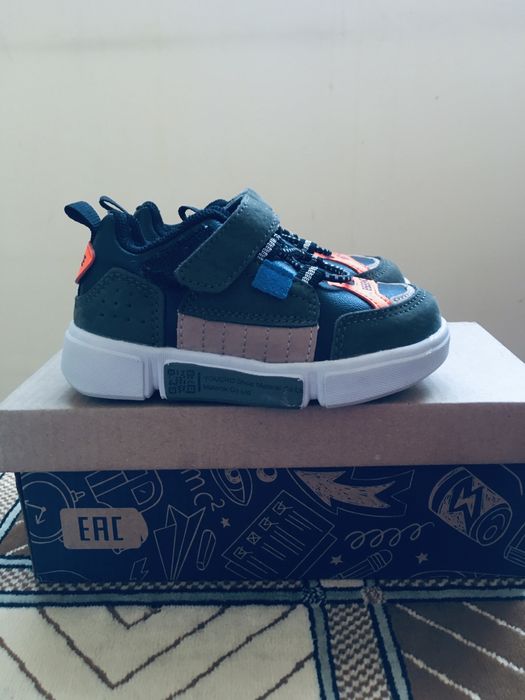 Новые детские кроссовки