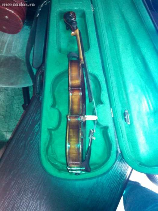 Vând vioară 4/4, veche, 100ani, Germania, model Stradivarius 1723