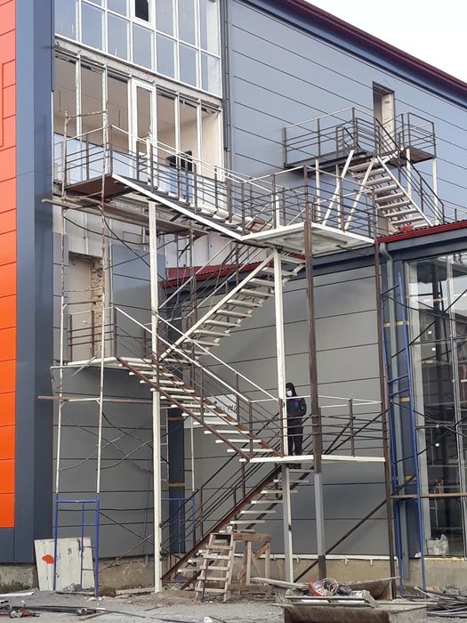 Услуга электро сварка лестницы, перила, навесы, отопления и так дале