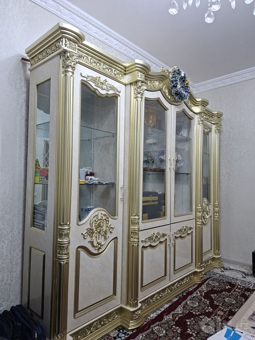 Сервант с 4 витринами