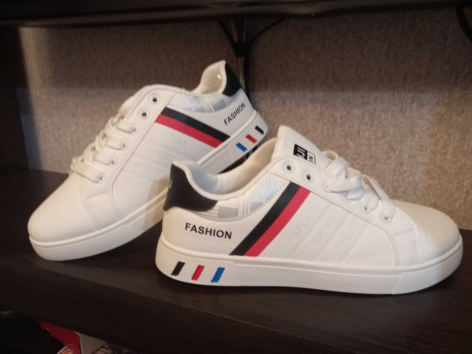 Новые белые  кроссовки (Одна  пара )