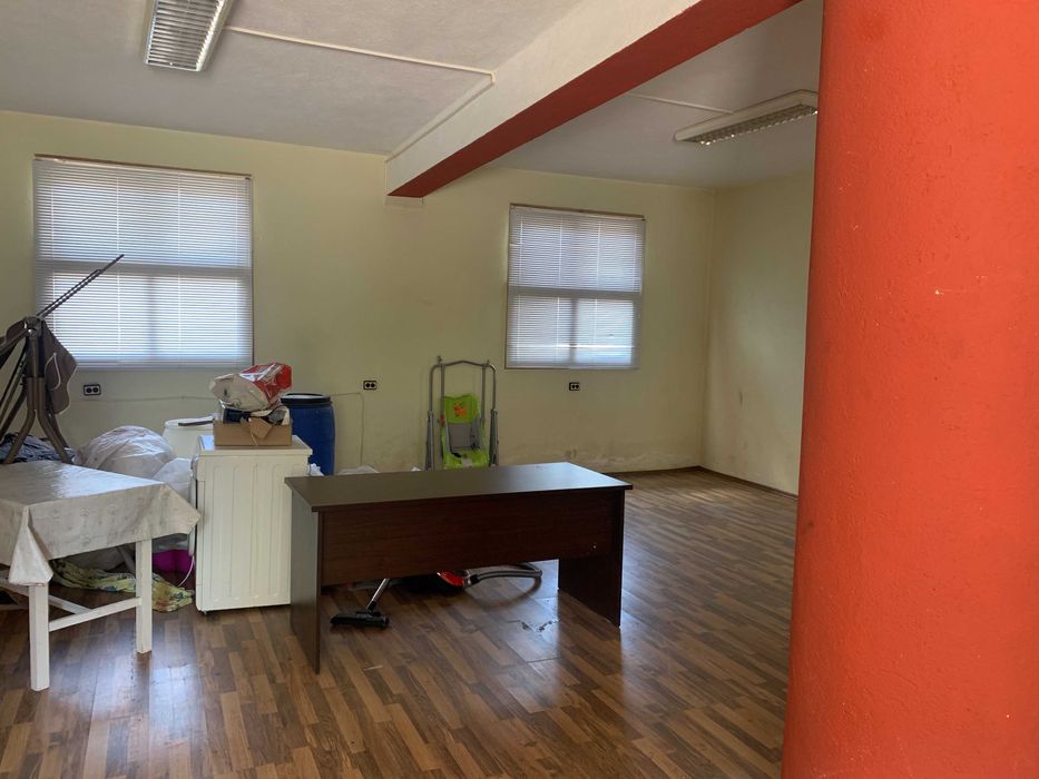 Дава се под наем Магазин в Карлово - 150 кв.м за 204 € - Снимка #2