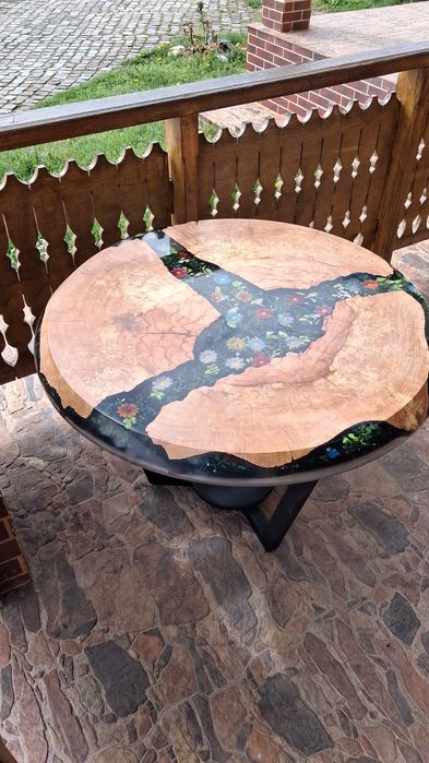 Masa din lemn masiv cu flori si rasina epoxata