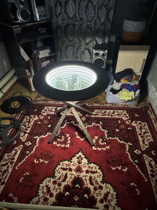 Каменный стол с эффектом бесконечности